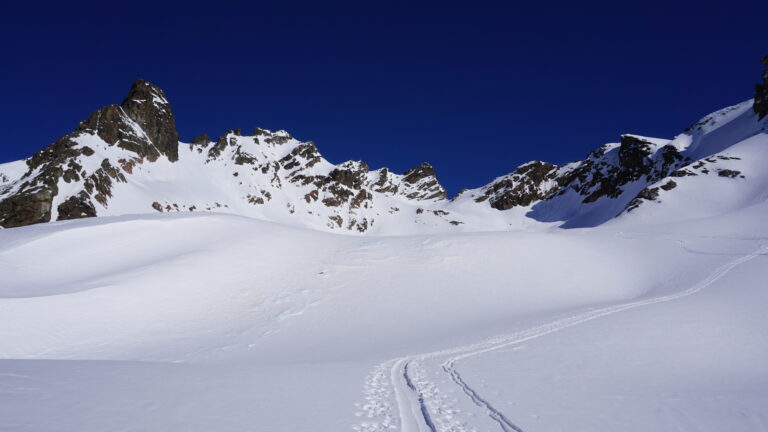 Rechts am Piz Tuoi geht es vorbei in den Kessel südlich des Hinter Jamspitz.