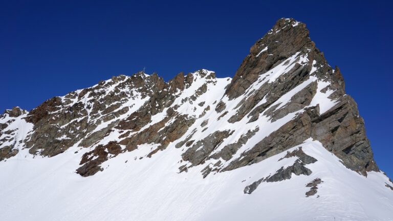 Auf dem Sattel zwischen Hinter Jamspitz und Piz Urezzas. Der rechte Felszacken wird umrundet, dann steigt man dem Hinter Jamspitz von der Rückseite auf's Haupt.
