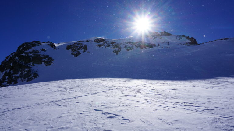 Nordflanke des Hinter Jamspitz. Geübte steigen mit den Skis auf, ansonsten macht man unterhalb der Felsen ein Skidepot.