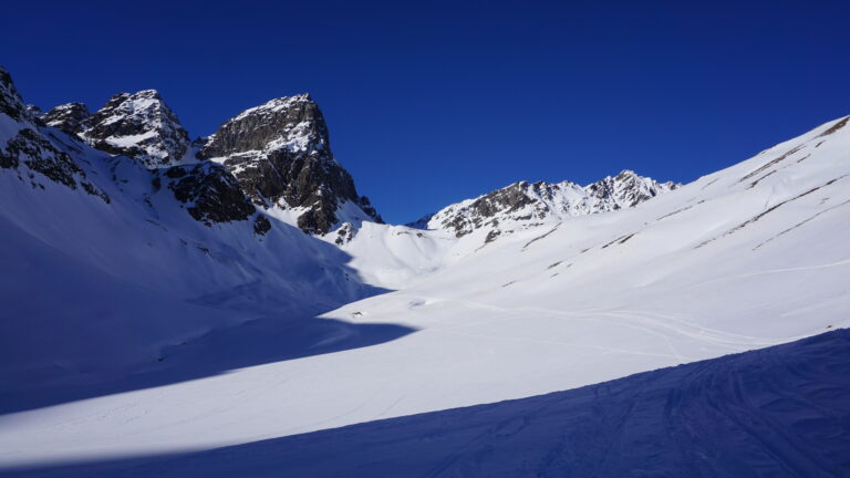 Bald an der Tuoihütte. Das Talende dominiert der Piz Buin.
