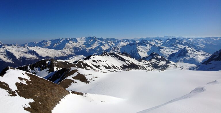 Blick vom Gipfel auf die lange Gletscherabfahrt