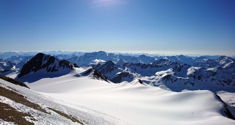 Abfahrt von der Südostflanke auf den Gletscher