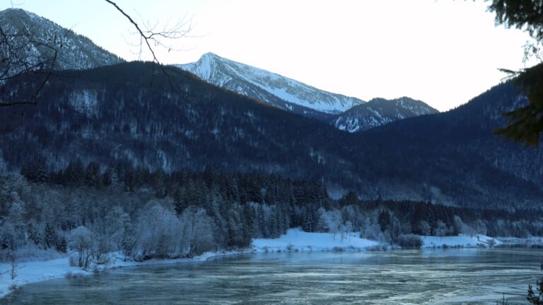 Blick vom Sylvensteinsee zum Schafreuter mit dem perfekt geneigten Rücken