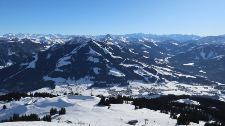 Ausblick nach Süden. Das Brixental ist weiss, die Südhänge unten grün.