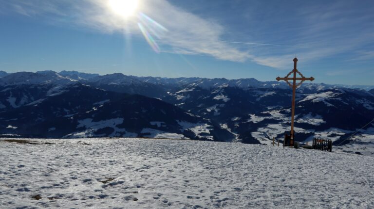 Gipfelkreuz Hohe Salve, nicht ganz am Gipfel, da dort Restaurant und Kapelle stehen.