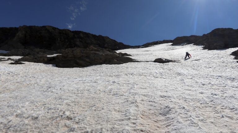 Abstieg über den steilen Schneehang
