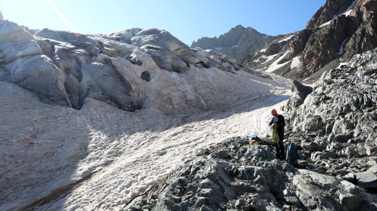 Der Einstieg auf den Gletscher erfolgt leicht über die rechte Seite.