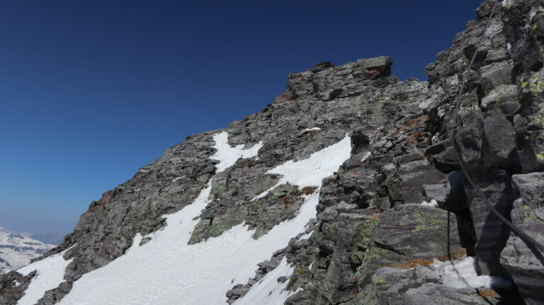 Stahlkabel gesicherter Gipfelaufstieg