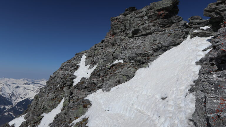 Das Stahlkabel auf der Westseite ist oft unter Schnee begraben. Alternativ kann man auf die Ostseite ausweichen.