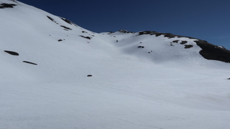 Aufstieg zum Rothorn durch die Westflanke. Der Gipfel befindet sich ganz am Ende der flachen Rinne.