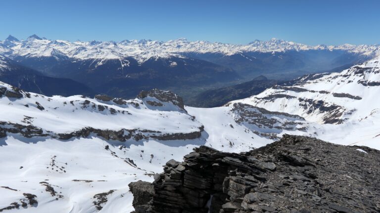 Vom Rothorn sieht man bis zum Ende des Rhonetals und den Mont Blanc