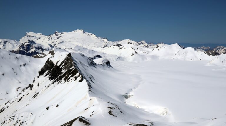 Blick auf den Plaine Mort Gletscher mit dem Faverges-See
