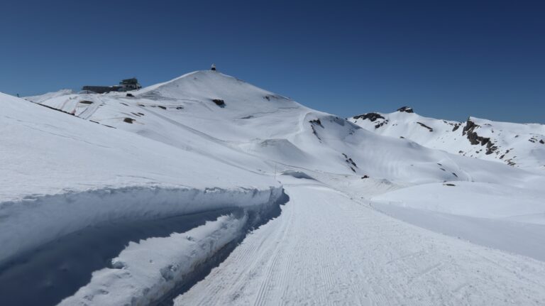 Aufstieg über die präparierte Piste zur Bergstation
