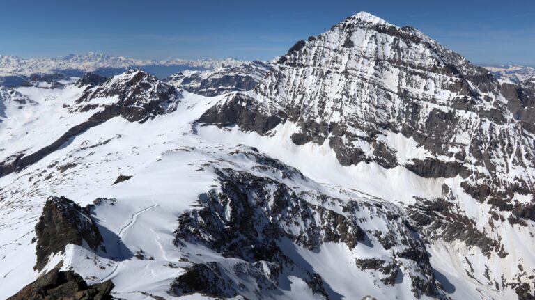 Blick auf den präparierten Weg zur Lötschenpasshütte
