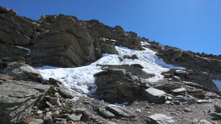 Kleine Terrassen lassen die Nordwestflanke weniger steil wirken als sie ist.