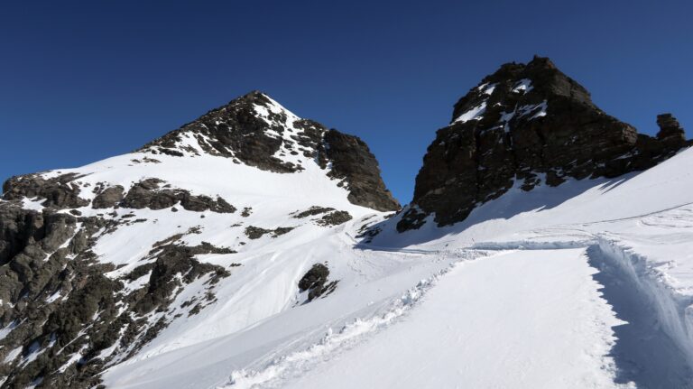 Blick vom präparierten Weg auf Hockenhorn (links) und Kleinhockenhorn (rechts)