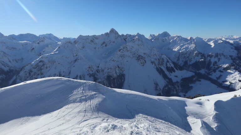Blick vom Vorgipfel auf den kurzen Gegenanstieg