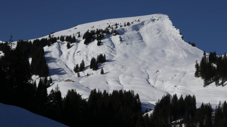 Einblick in die Klippern Ostflanke bei der Abfahrt