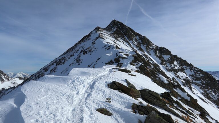 Blick vom Skidepot zum Gipfel