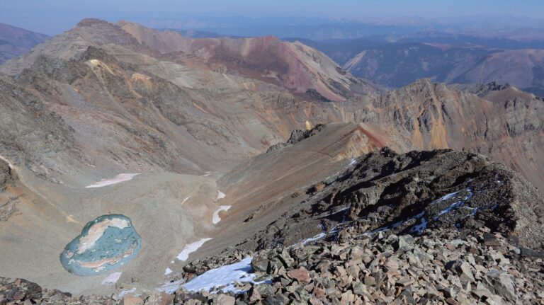 Blick vom Gipfel über den Nordostgrat