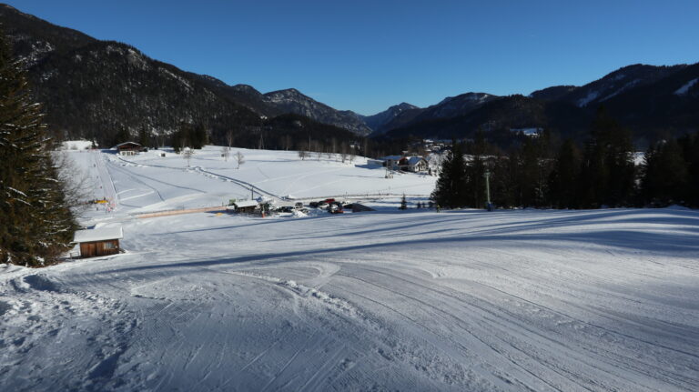 Kurz geht es an der Piste des Rofanlifts II entlang.