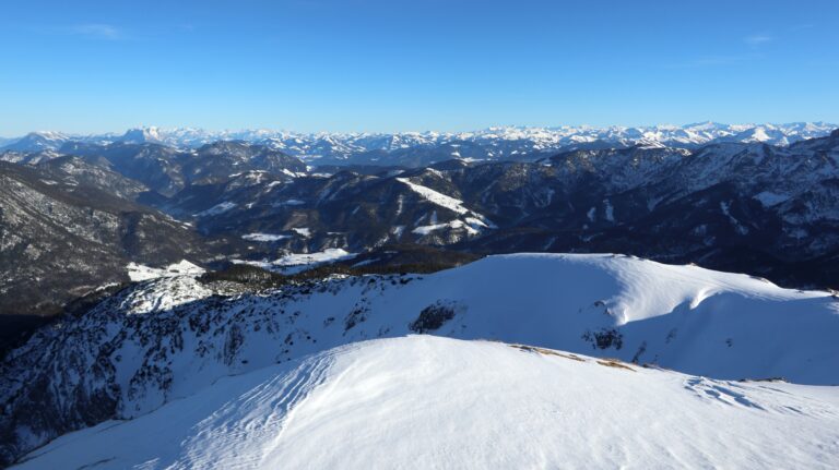 Weitreichender Gipfelblick
