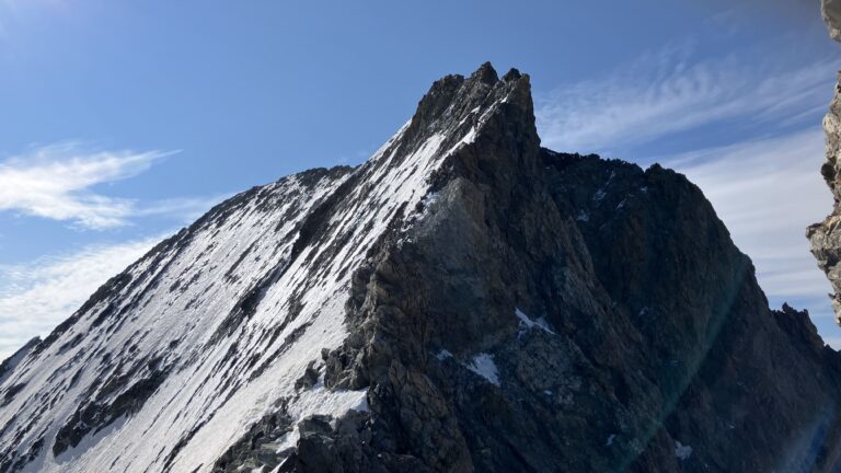Blick von der Scharte auf den sich aufsteilenden Grat.