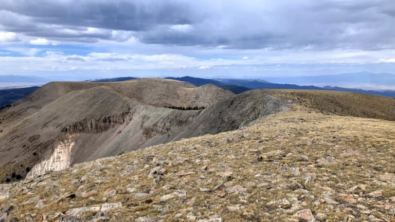 Rückblick vom Hauptgipfel auf den Gratweg zum North Peak