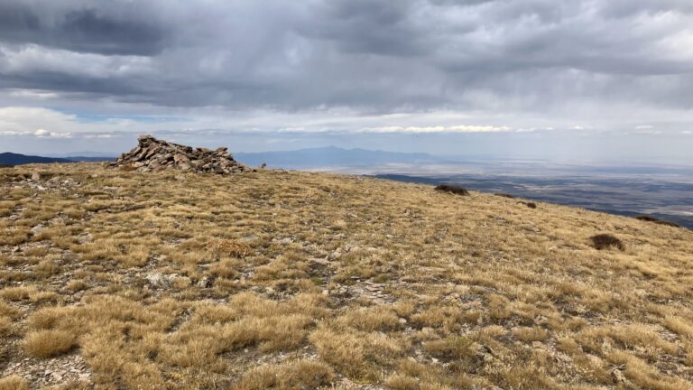 Gipfel, rechts die Great Plains