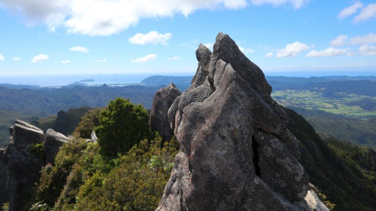 Die Pinnacle erklettert man von rechts durch einen Spalt.