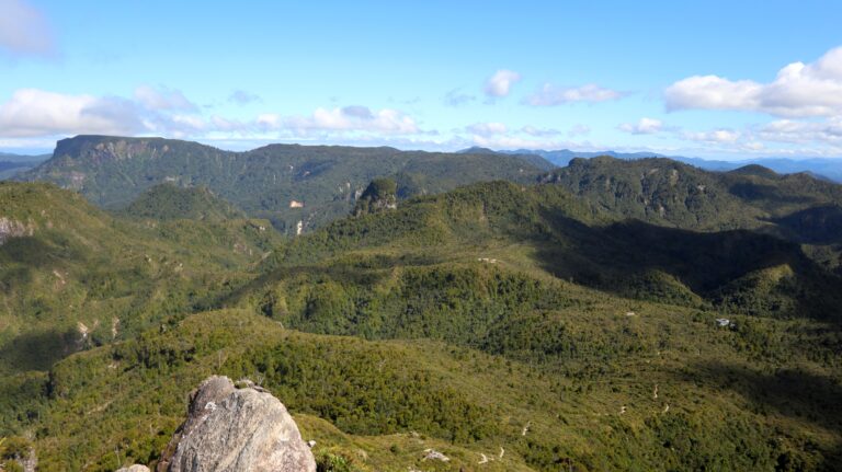Blick zu Pinnacles Hut und Table Mountain