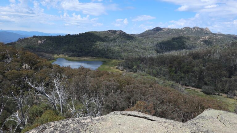 Blick vom Monolith auf den Lake Catani