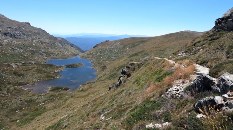 Unter dem Mount Northcote mit Blick auf den Lake Albina