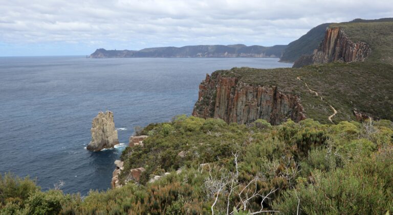 Blick hinüber zum Cape Raoul