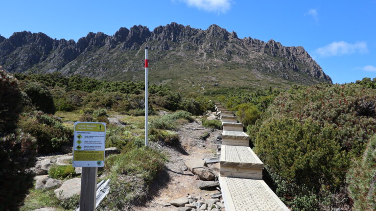 Warnschild am Anfang des Summit Tracks