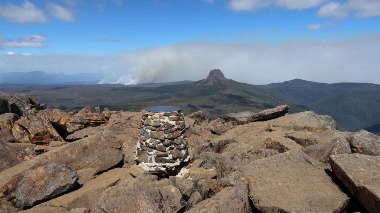 Gipfel mit Barn Bluff und Waldbrand