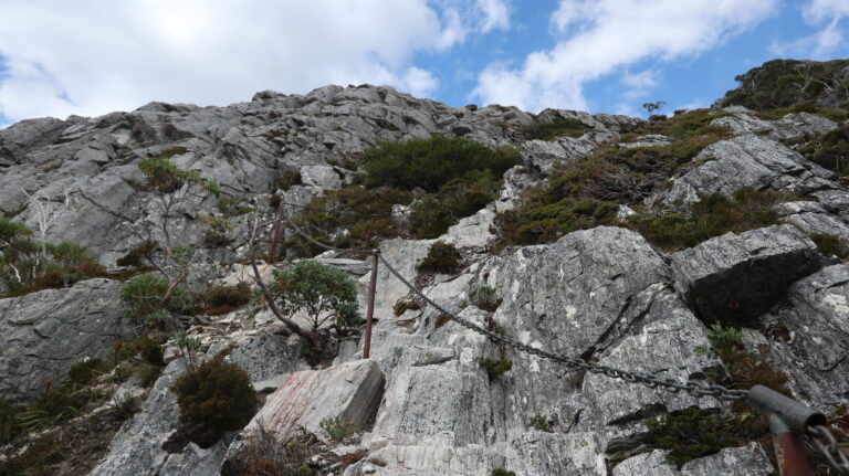 Kettengesicherter Abstieg vom Hansons Peak
