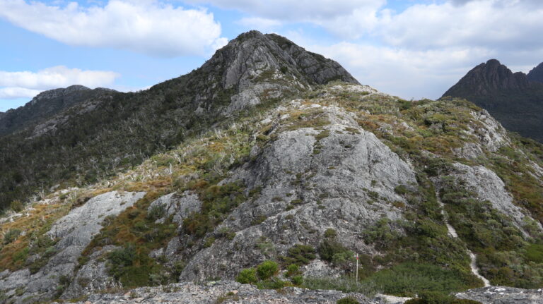 Rückblick zum Hansons Peak am Sattel oberhalb des Lake Hanson
