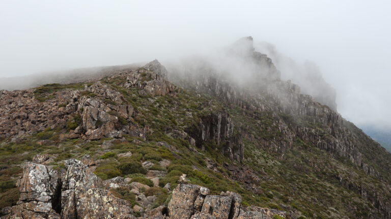 Gipfel im Nebel