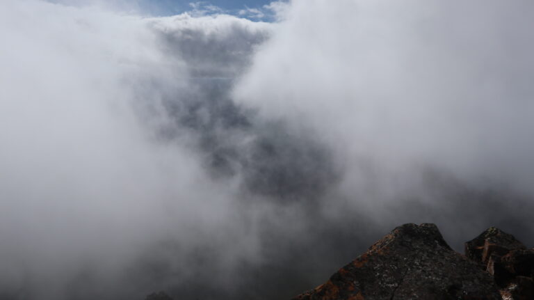 Wolken und Nebel am Gipfel