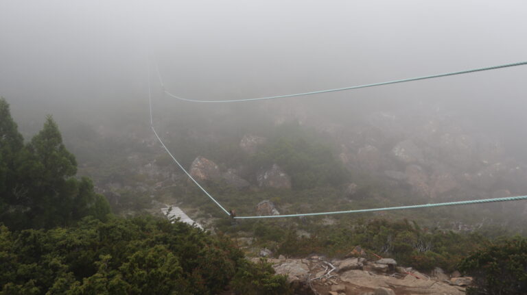 Die "Skilifte" funktionieren in Tasmanien etwas anders: Man hängt sich mit einem Gurt an das Seil und wird nach oben gezogen.