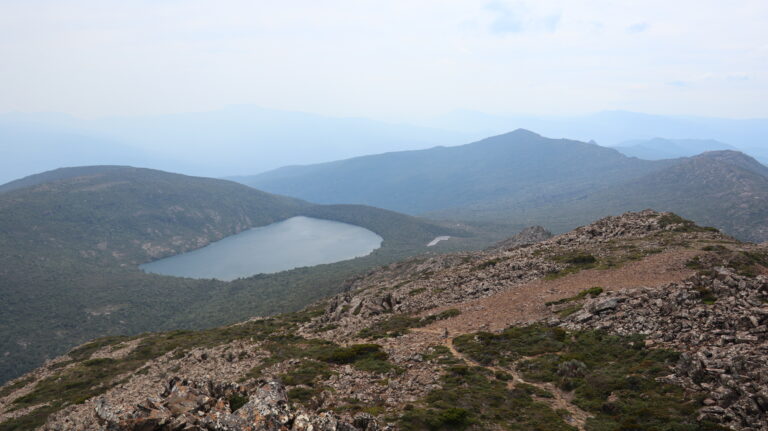 Blick über das Gipfelblockfeld zum Hartz Lake