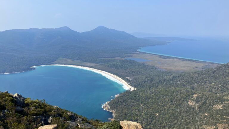 Das berühmte Wineglass Bay Panorama, leider getrübt durch den vielen Rauch der Waldbrände an der Westküste.