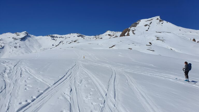P.2402: Hier teilen sich die Skirouten zum Piz Tarantschun (rechts) und Bruschghorn (links).