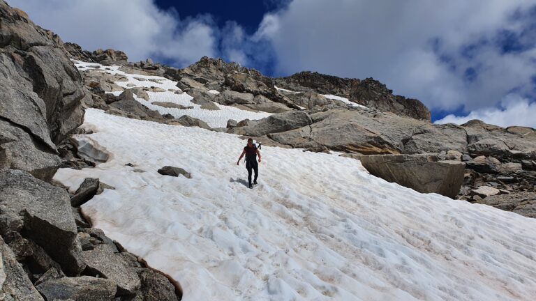 Abstieg über das Schneefeld in der Südwestflanke