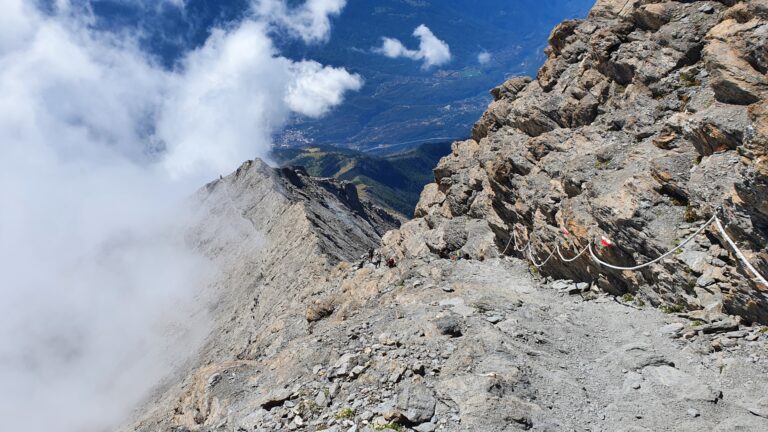 Seilgesicherter Abstieg zum Rifugio Ca'd'Asti entlang des Südgrates