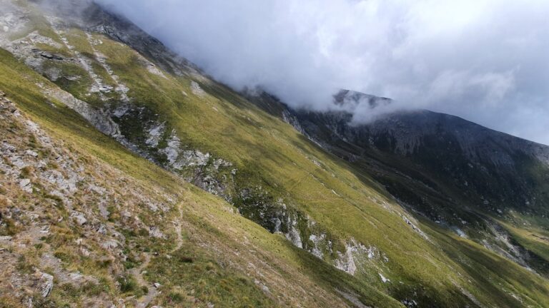 Lange Hangquerung zum Passo della Capra. Vorne der Südgrat des Monte Palon, der überquert werden muss.