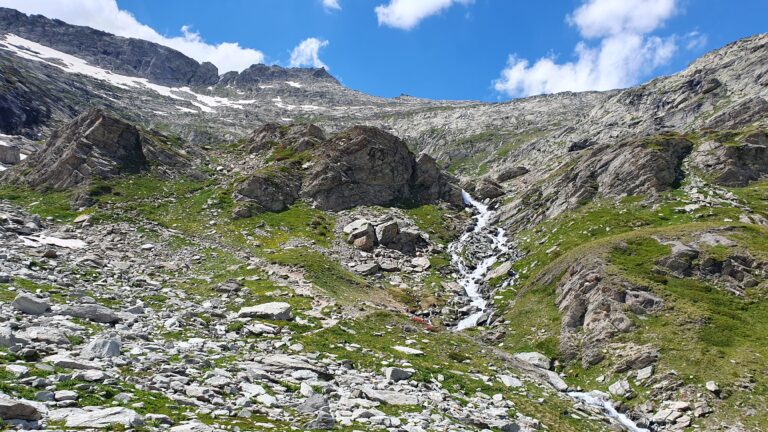Aufstieg neben dem Wasserfall