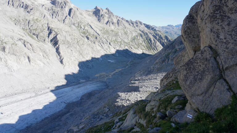 Markierungen leiten durch den steilen Monte Rosso-Westhang.