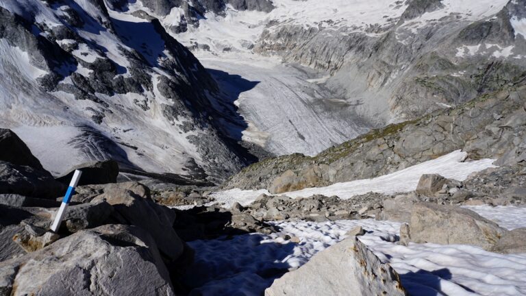 Stangen leiten über die schneebedeckte Südwestflanke